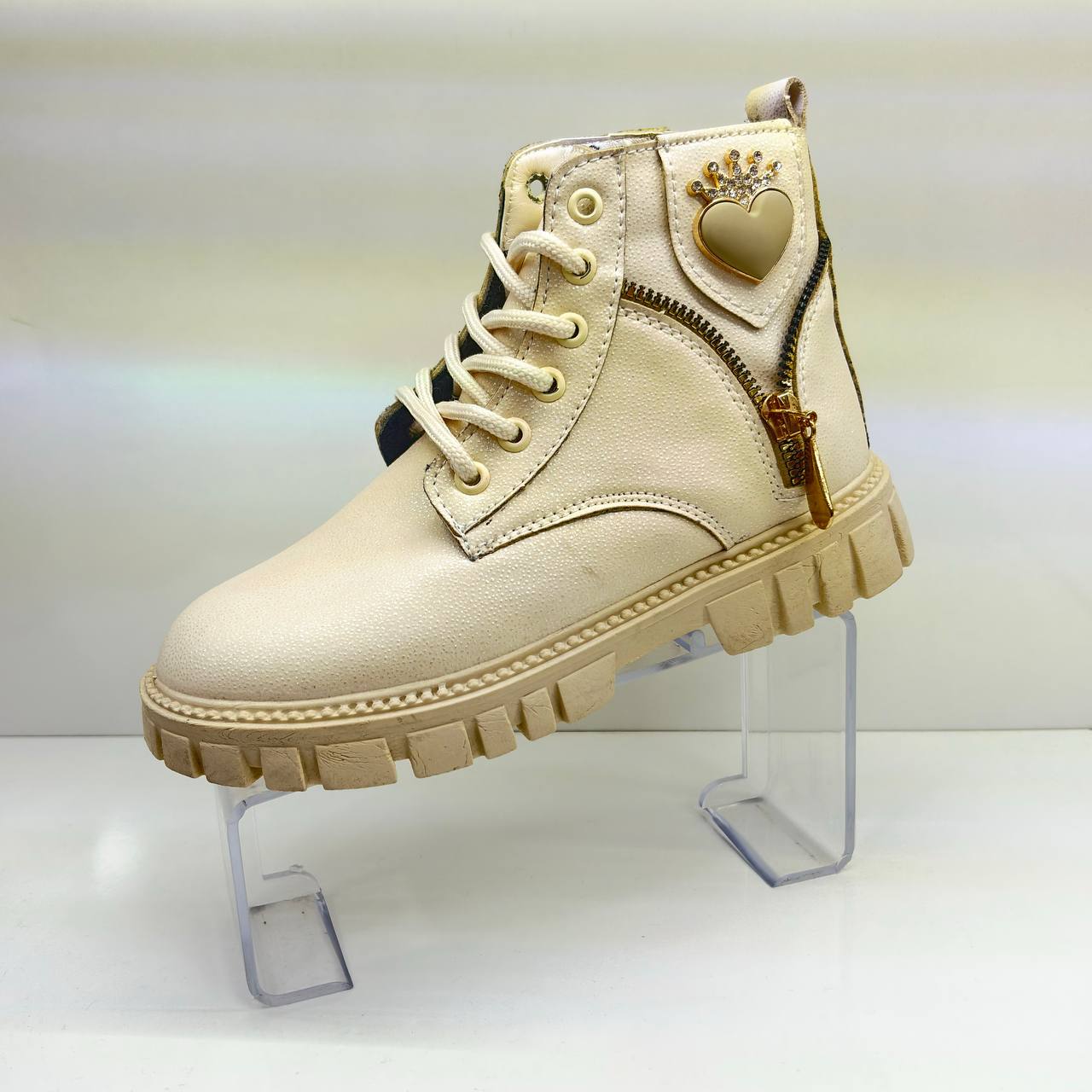 کفش بچگانه چرمی ضدآب قلبی با زیره یخشکن 2 کفش بچگانه چرمی ضدآب با زیره PU یخشکن کرمی