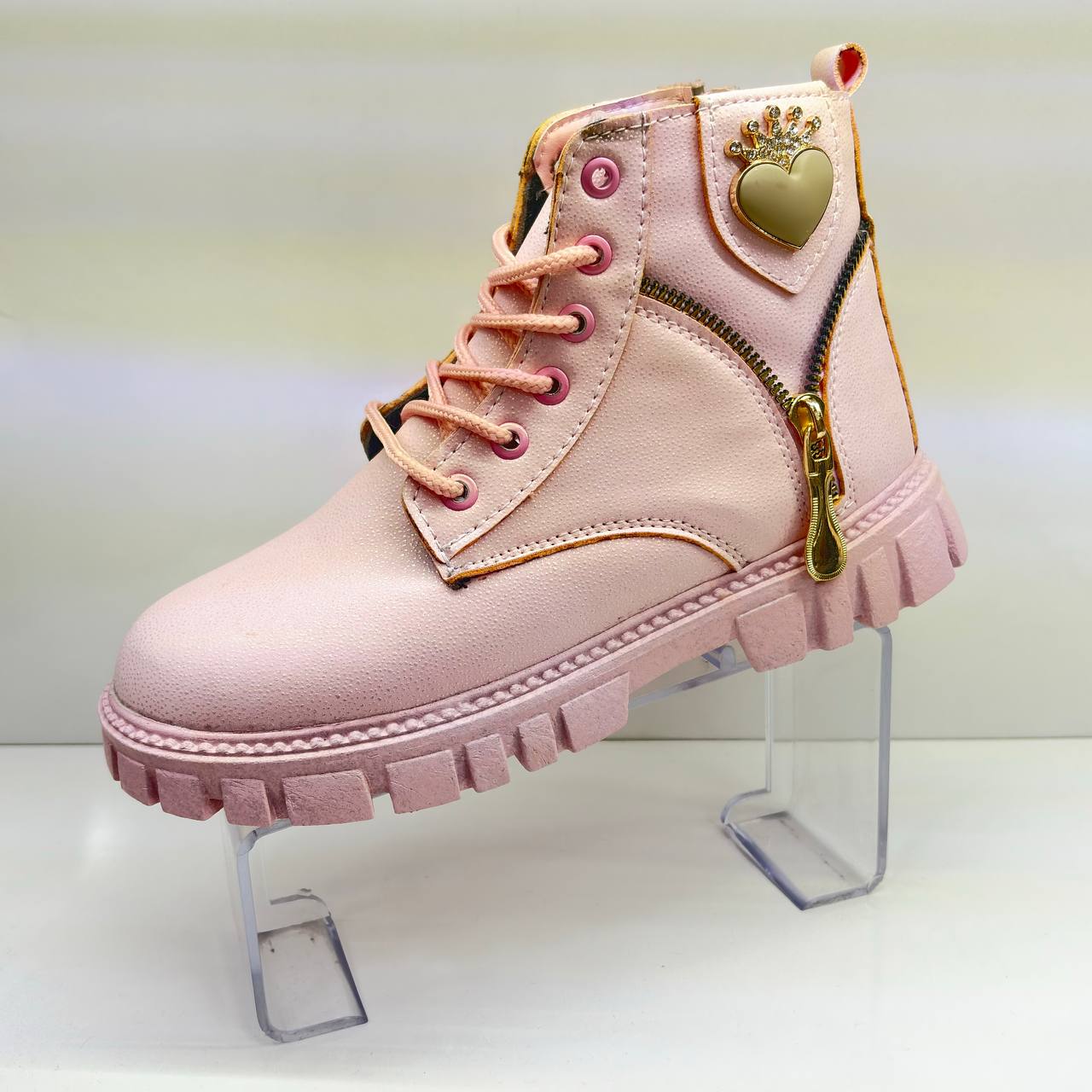 کفش بچگانه چرمی ضدآب قلبی با زیره یخشکن 1 کفش بچگانه چرمی ضدآب قلبی با زیره PU یخشکن صورتی